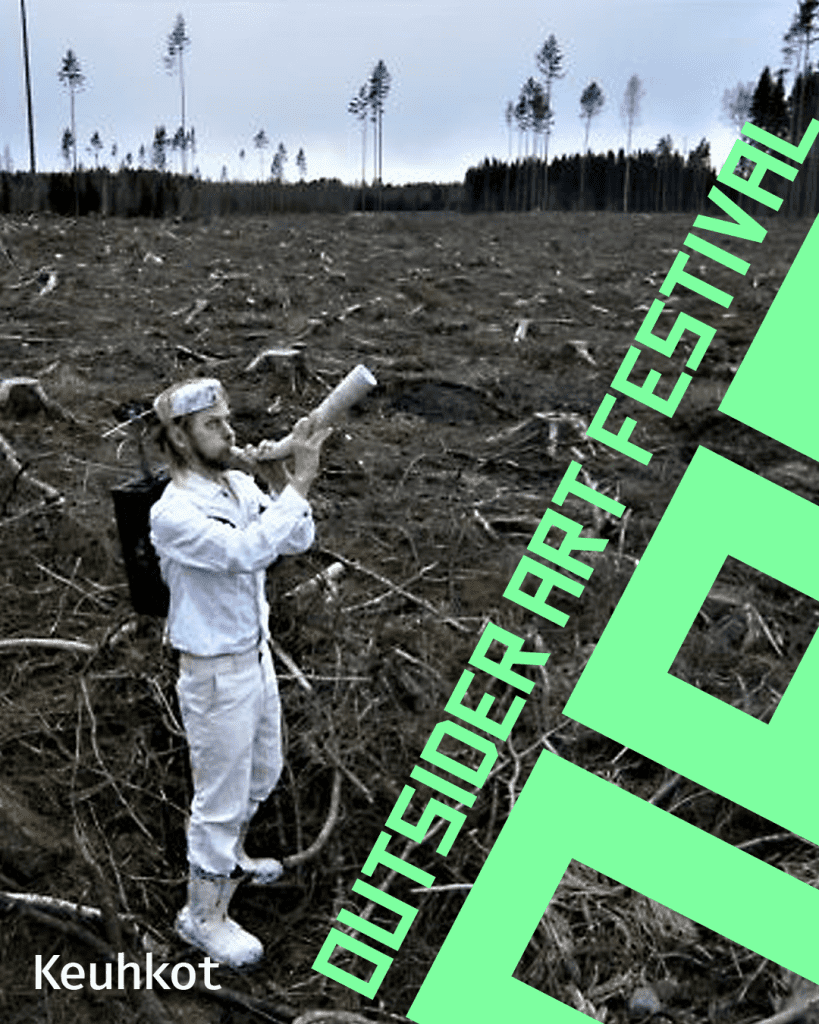 Keuhkot -projektin kuva. Mies soittaa torvea hakkuuaukealla.