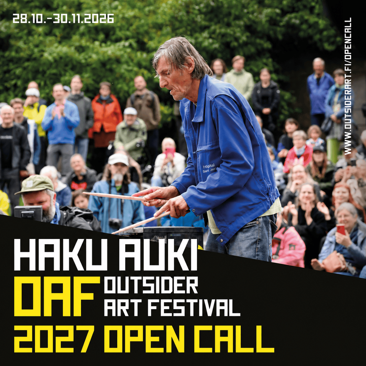 Outsider Art Festival OAF Open Call 2027, kuvassa Puistorumpali Jarmo soittamassa roskiksia